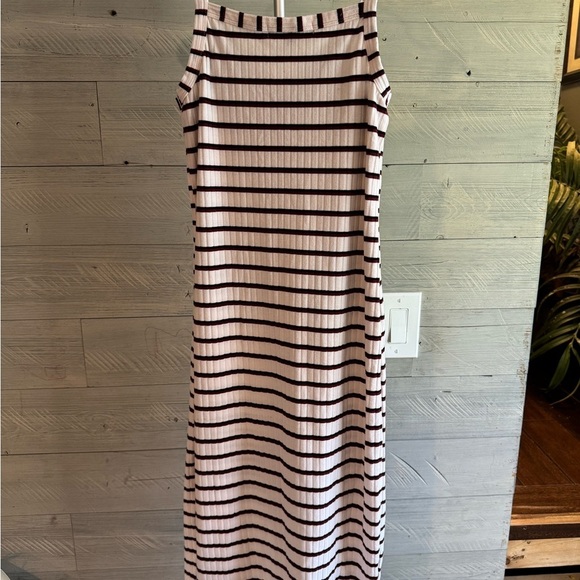 mid-length‎ dress with buttons down the front - Picture 3 of 4